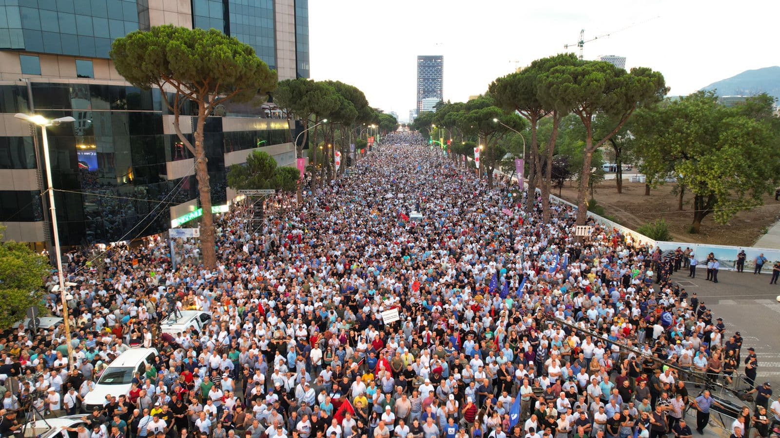 Opozita proteston sot para Kryeministrisë, 1500 efektivë në terren