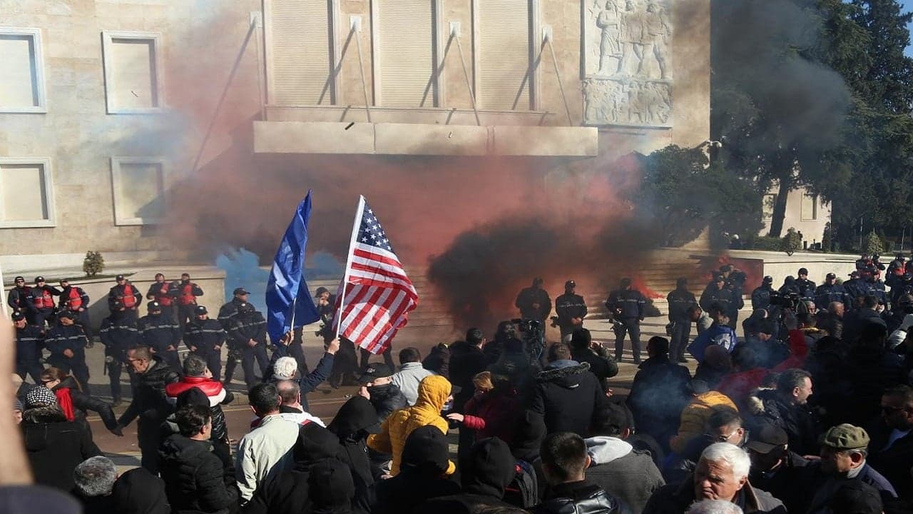 Protesta e opozitës/ Rama reagon me ironi: Dje zhgarravinat e revolucionit, sot dushi i regjimit!