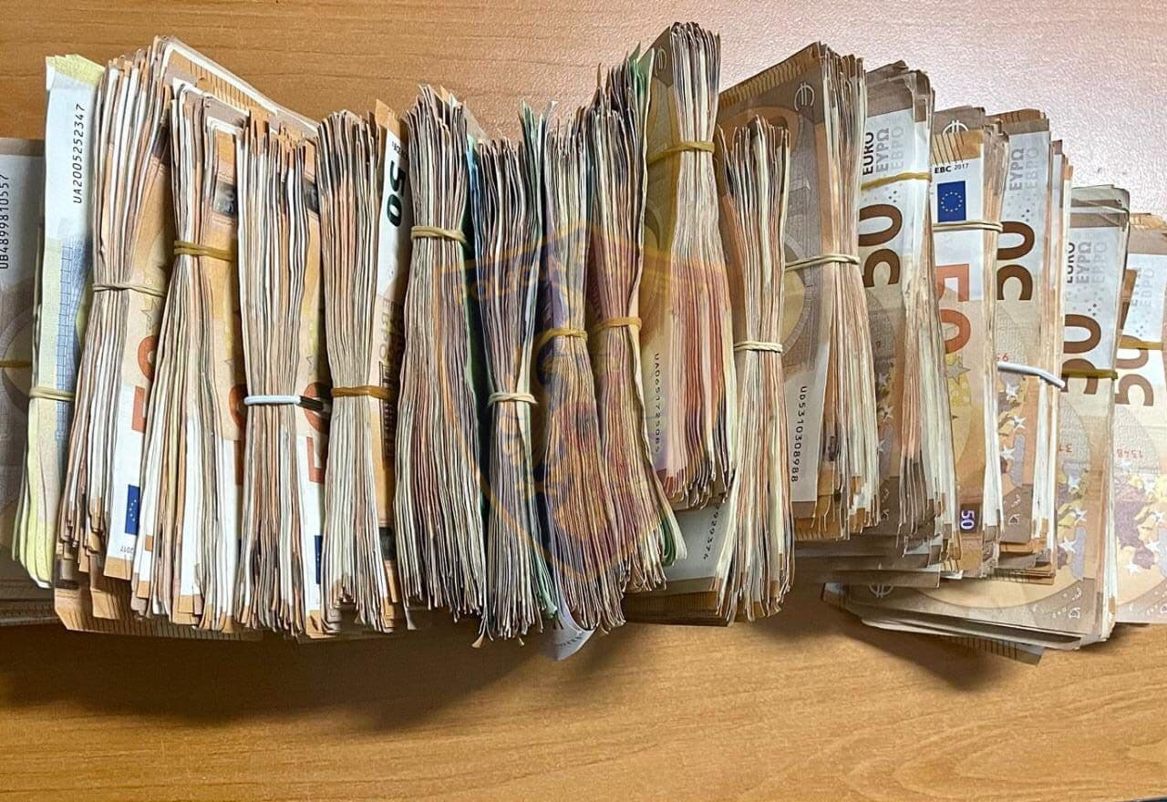 Prezantoheshin si zyrtarë institucionesh te subjekti privat dhe përfitonin para/ 3 të arrestuar në Tiranë, sekuestrohen rreth 90 mijë euro
