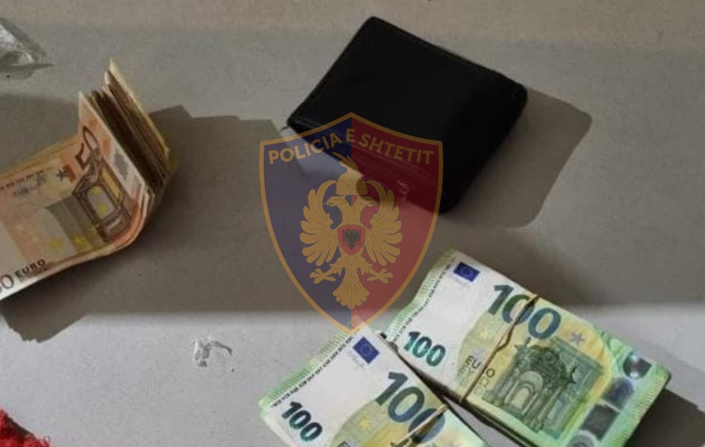 Tentoi të kalonte 20 mijë euro të padeklaruara në Muriqan, ndalohet 37-vjeçari