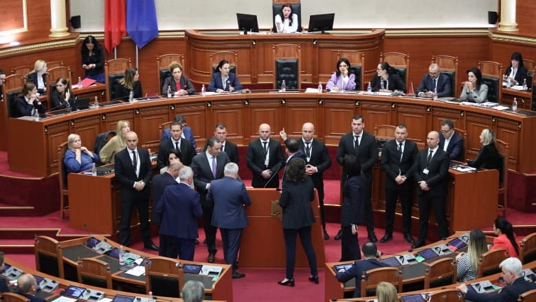 McGonigal ‘ndez’ sërish parlamentin/ Opozita kërkon Ramën në sallë (VIDEO)
