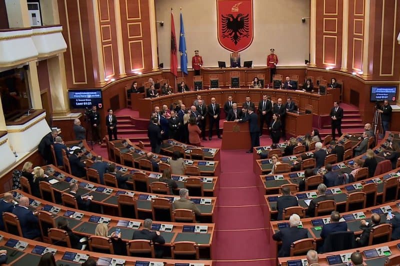 Sot Kuvend/ Në rend dite shkarkimi i Nikollës, 12 deputetë demokratë të përjashtuar