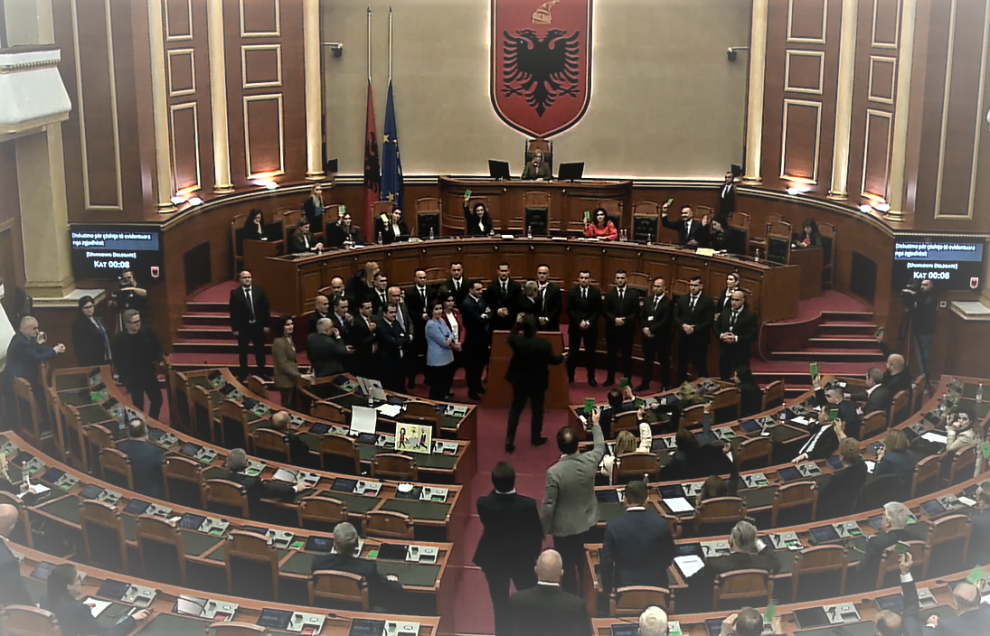 Bllokuan foltoren/ PS kërkon përjashtimin e gjashtë deputetëve të grupit të Berishës