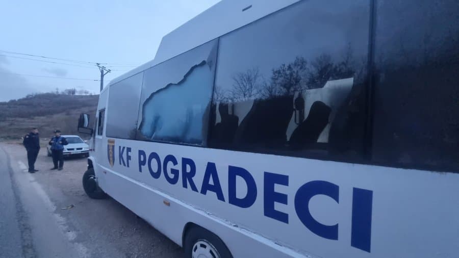 Goditi me shishe qelqi autobusin e KF Pogradeci, vihet në pranga i riu