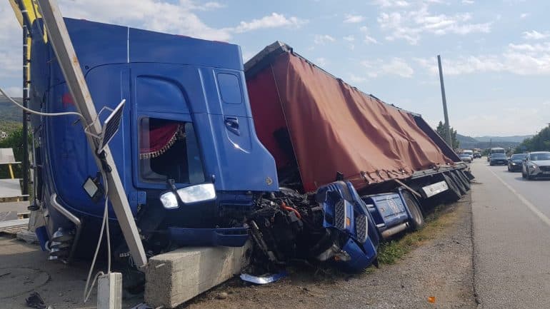 Kamioni del nga rruga në Librazhd, plagoset drejtuesi