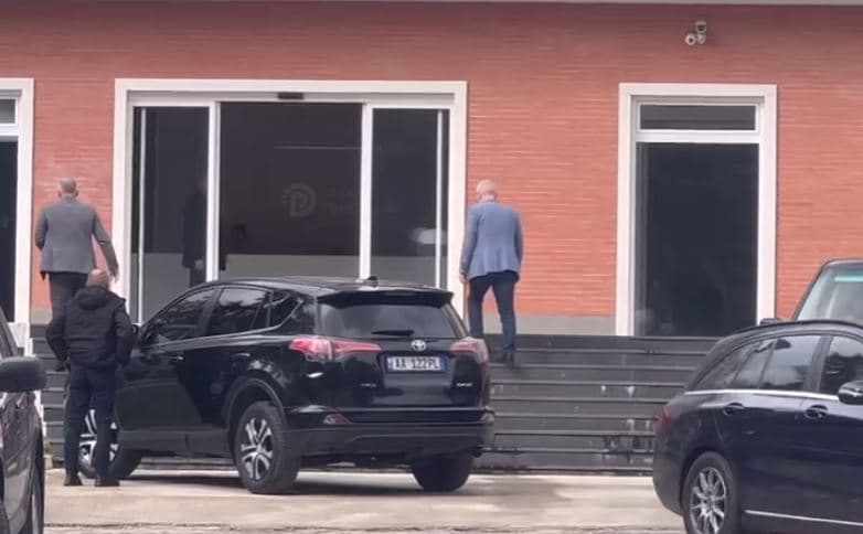 Para mocionit në Kuvend dhe protestës së opozitës, Meta takon Berishën në selinë blu