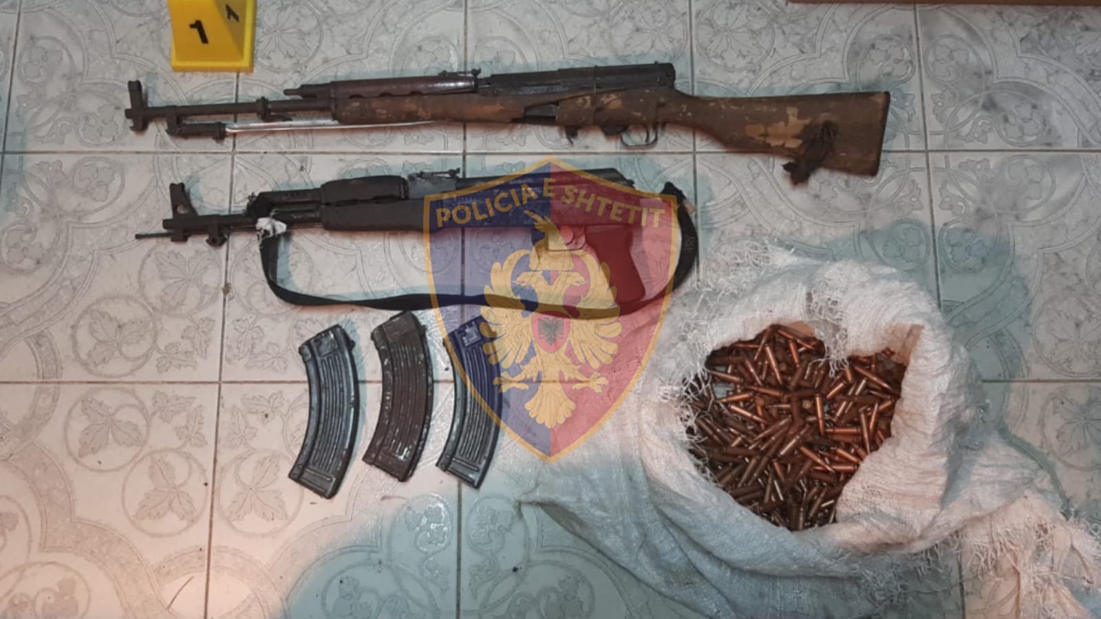 Parandalohet përshkallëzimi i konfliktit në Burrel, shoqërohen 5 adoleshentë/ Gjenden dy kallashnikovë