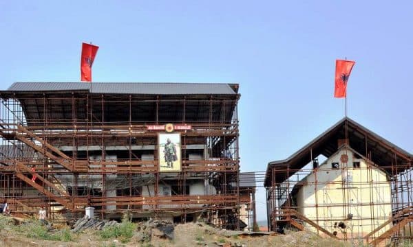 25-vjetori i Epopesë së UÇK-së/ Kuvendi i Kosovës me seancë solemne, homazhe në Kompleksin Memorial “Adem Jashari”