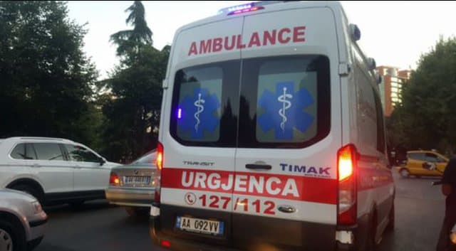 Bie aksidentalisht nga ballkoni i pallatit, humb jetën 13-vjeçari në Elbasan