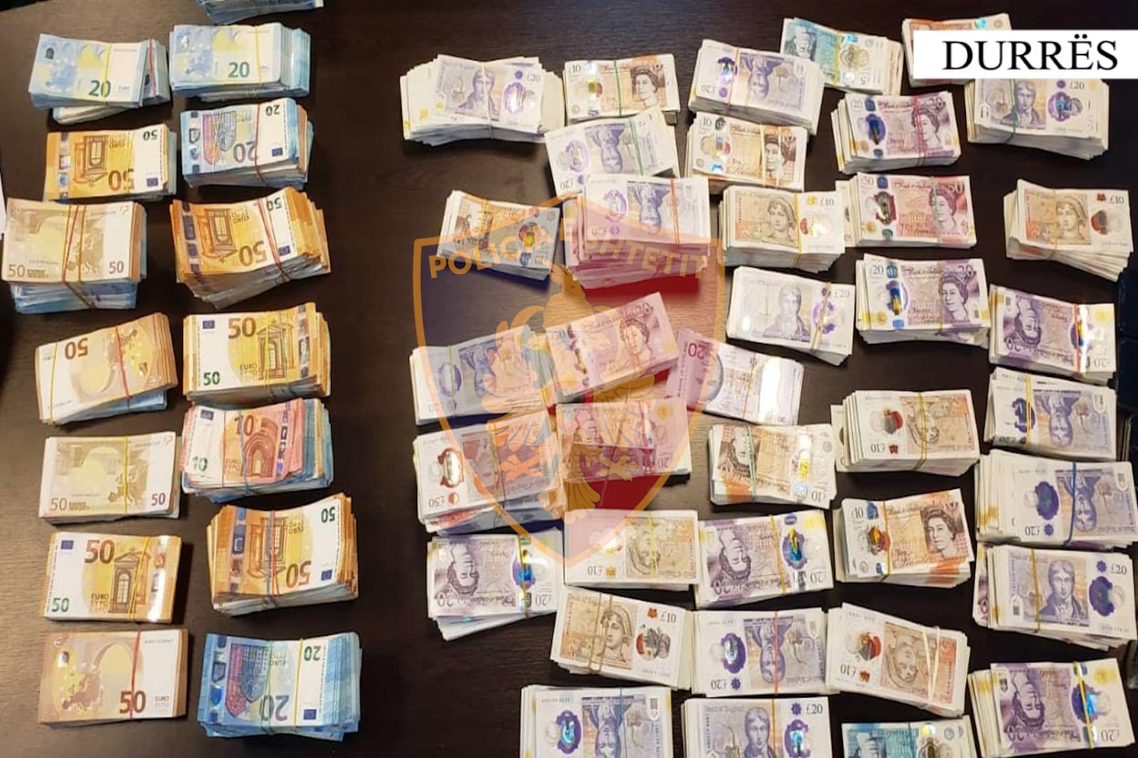 Tentoi të fuste kontrabandë shuma të mëdha parash, arrestohet 53-vjeçari në Durrës/ Sekuestrohen 150 mijë euro dhe rreth 165 mijë paund