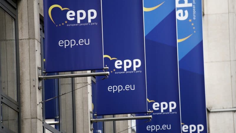 Policia belge bastis selinë e PPE-së në Bruksel, hetime për korrupsion