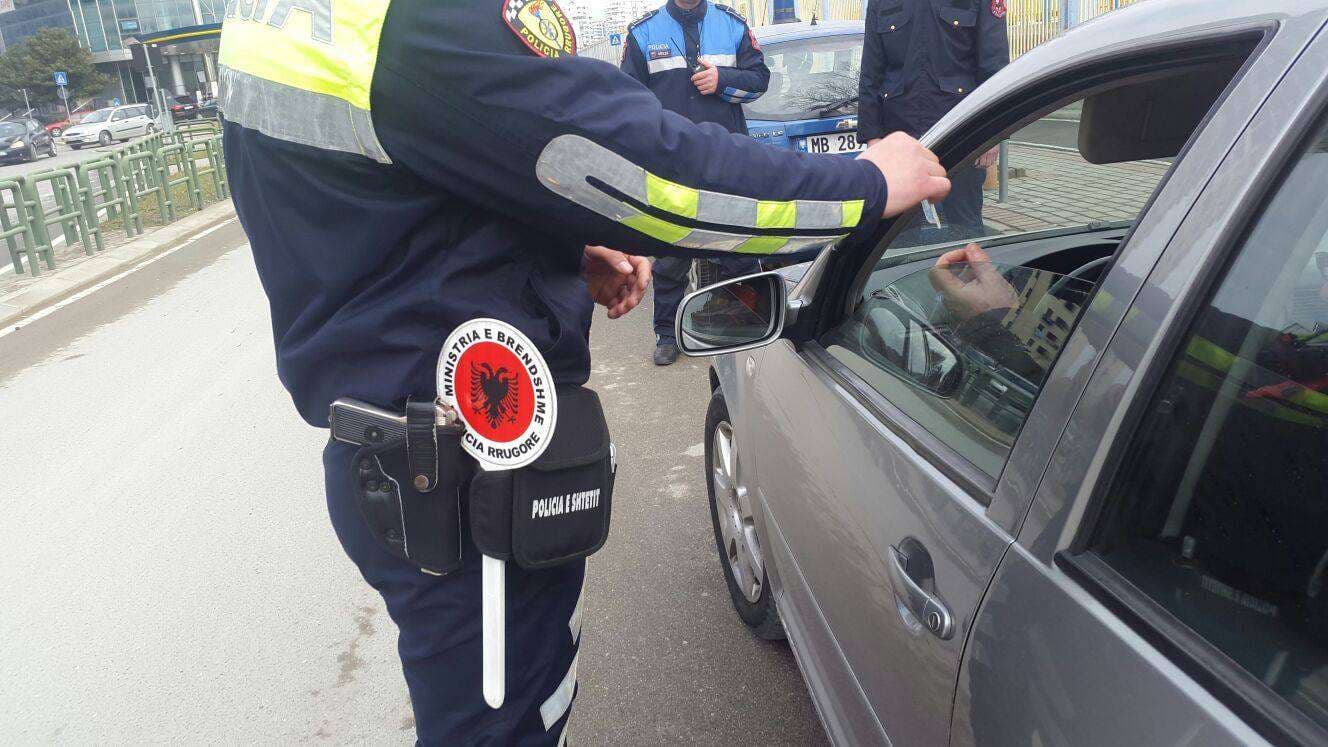 Tentuan të korruptojnë policët për të shmangur gjobat, procedohen tre shtetas