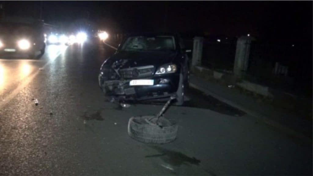 I mituri në timon del nga rruga me makinë në Poliçan, humb jetën 15-vjeçari, plagosen dy të mitura