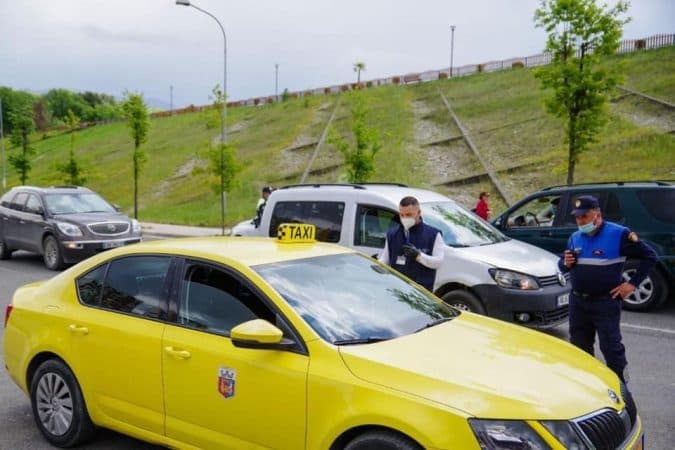 Taksisti humb jetën teksa drejtonte makinën