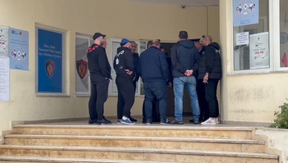 Të zhdukur prej dy javësh/ Familjarët protestojnë para Policisë Sarandë: Të zbardhet ngjarja!