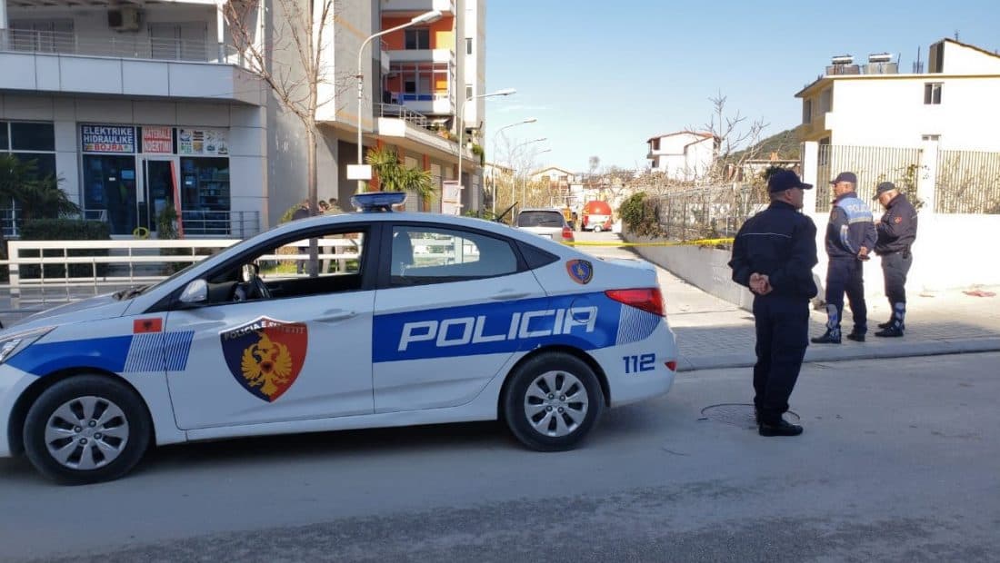 Kërcënoi dhe goditi 39-vjeçaren, shpallet në kërkim shtetasi