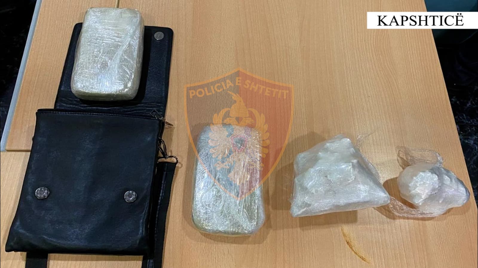 Tentuan të trafikonin heroinë dhe kokainë drejt Greqisë, në pranga shoferi dhe pasagjeri në Kapshticë