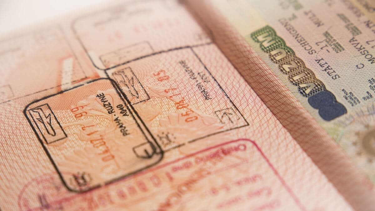 Shtyhet për vitin tjetër hyrja në fuqi e sistemit që do të zëvendësojë vulosjen e pasaportave