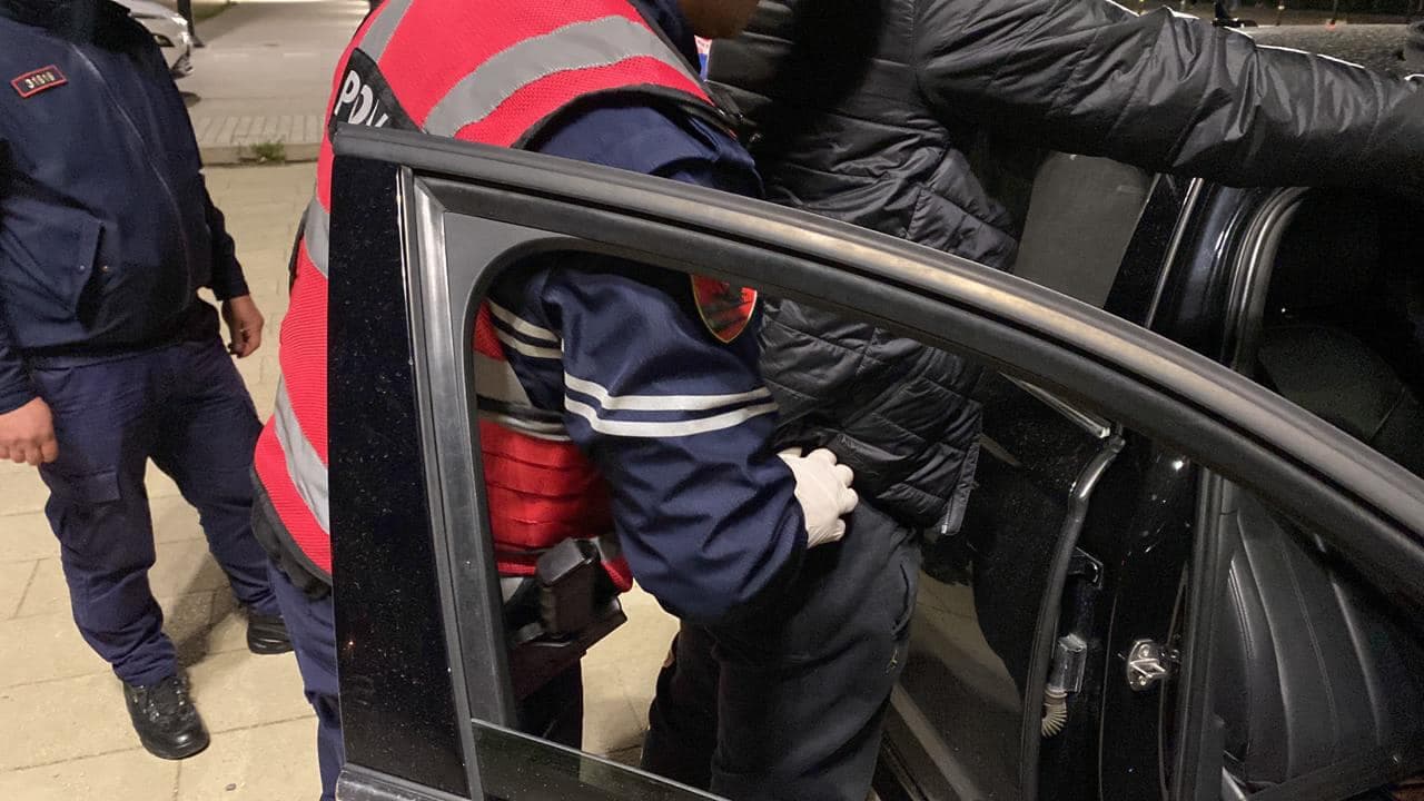 Ngacmoi seksualisht të miturën dhe një të huaj në qendrën tregtare, i riu në Tiranë kapet me kanabis