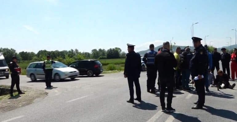 Banorët e Bërxullës sërish në protestë, bllokojnë rrugën e Rinasit