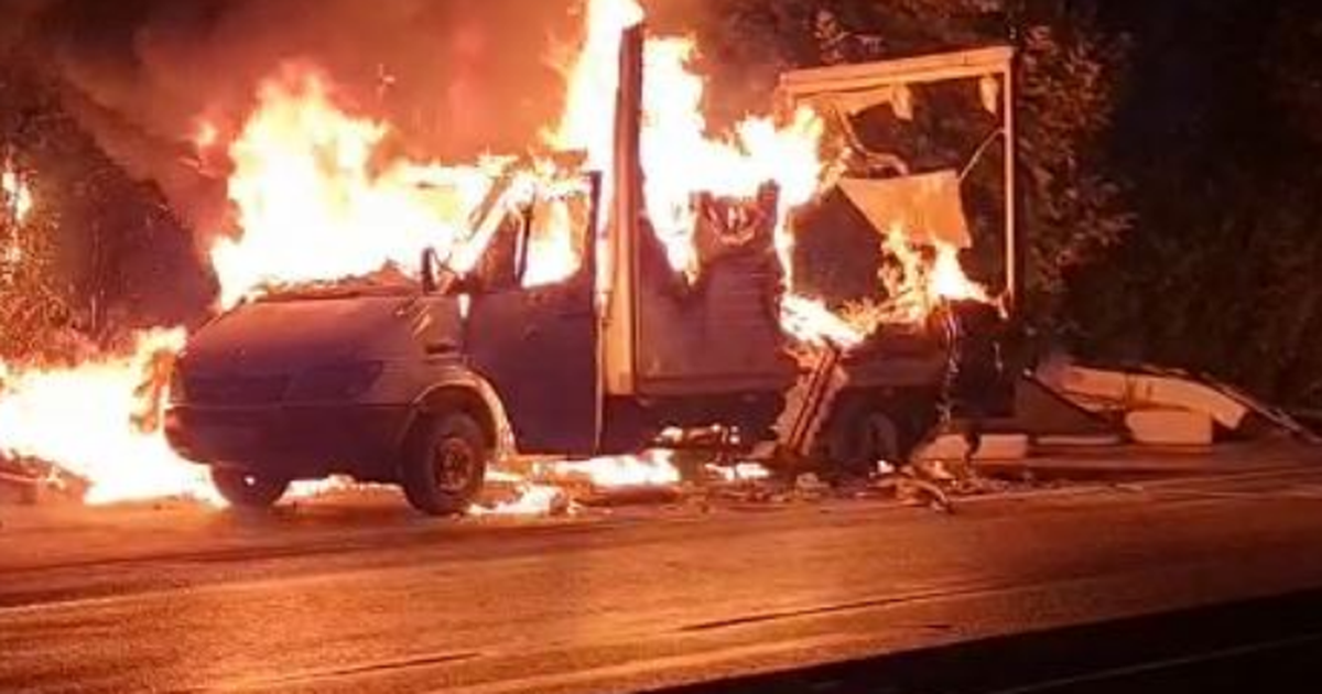 Përfshihet nga flakët furgoni tip “Benz” në Pogradec