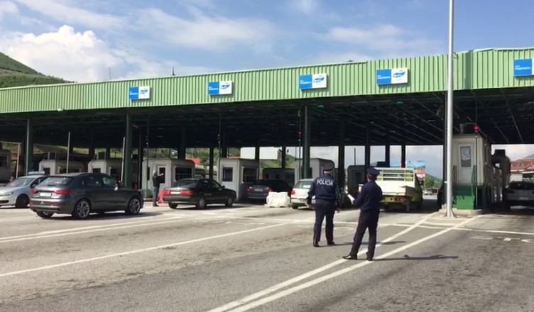 Tentuan të fusnin ilegalisht një 17-vjeçare në Shqipëri/ Arrestohen në Morinë dy të rinj nga Kosova