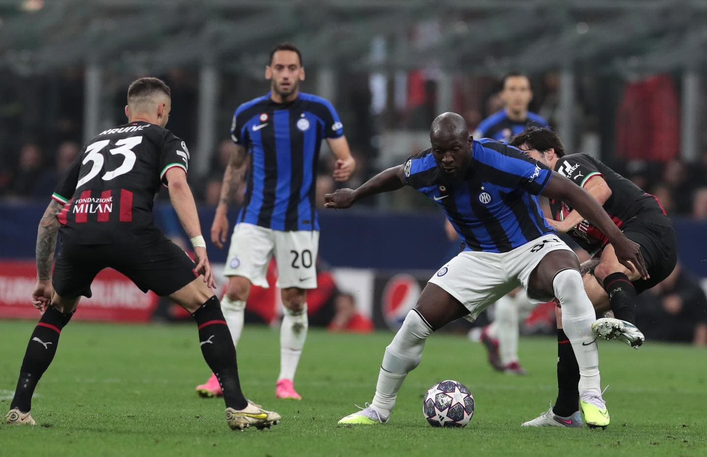 Dominim dhe dy gola, Interi fiton aktin e parë në gjysmëfinale ndaj Milanit