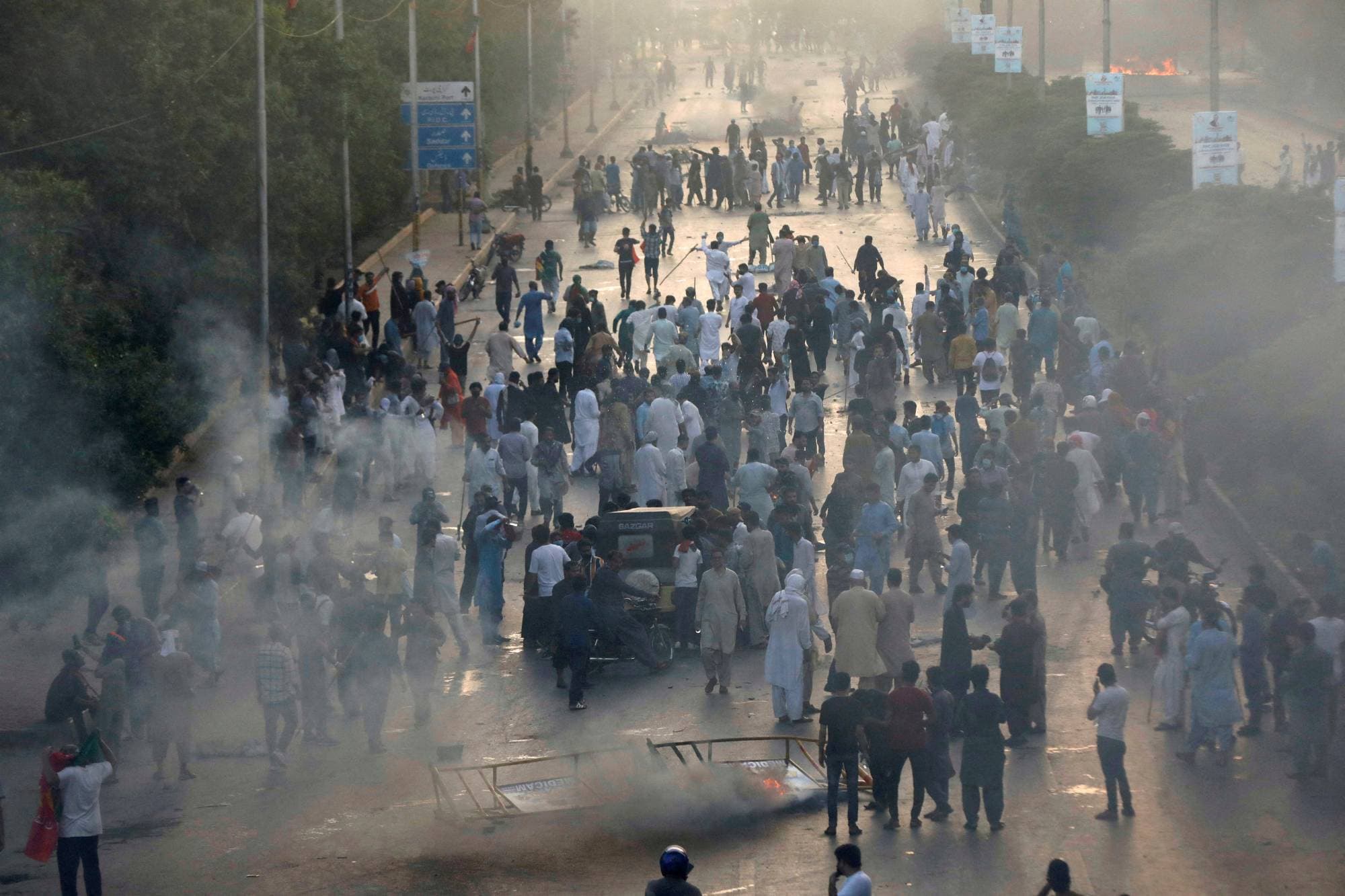 Protesta të dhunshme në Pakistan pas arrestimit të ish-kryeministrit