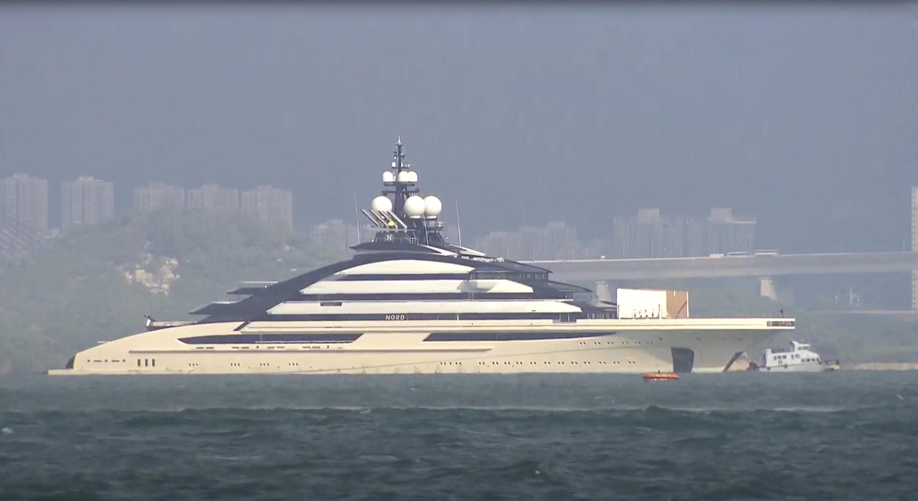 Superjahti rus prej 500 milionë dollarësh u zhvendos në Hong Kong për t’iu shmangur sanksioneve