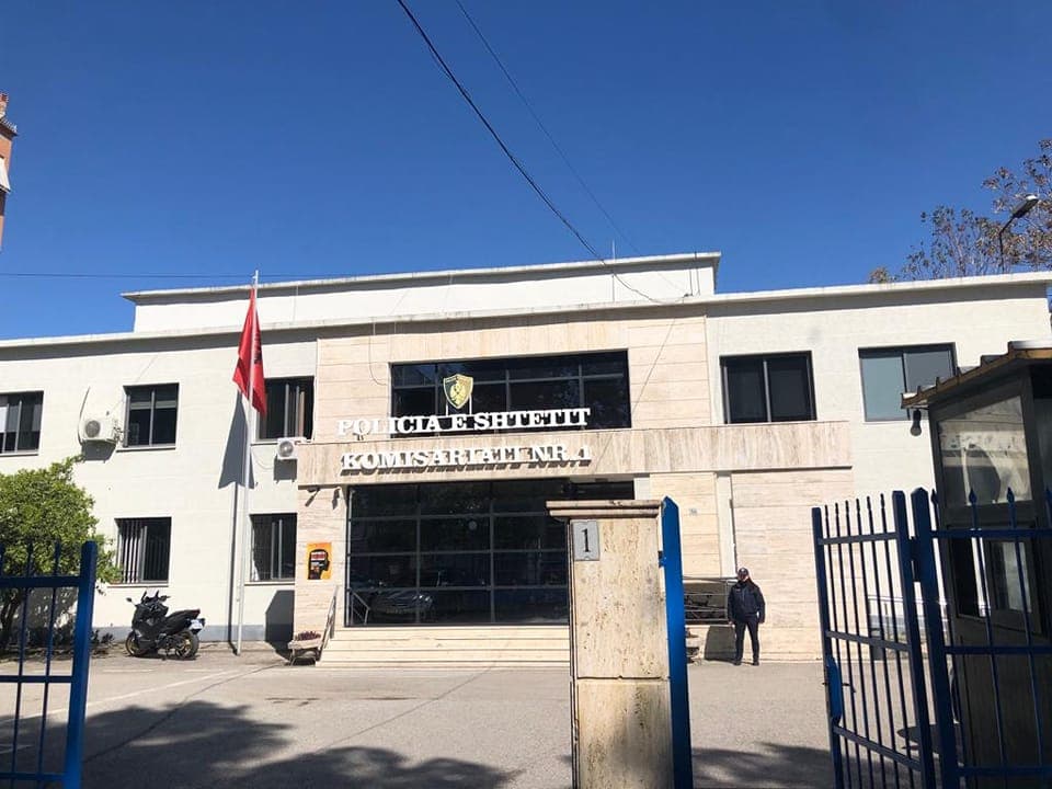Vidhnin monopatina në Tiranë/ Arrestohet 20-vjeçari, në procedim të lirë bashkëpunëtori