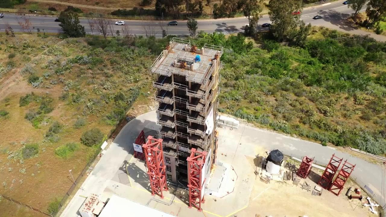 Pamjet si reagon ndërtesa 10-katëshe ndaj tërmetit 7.7 ballë (VIDEO)