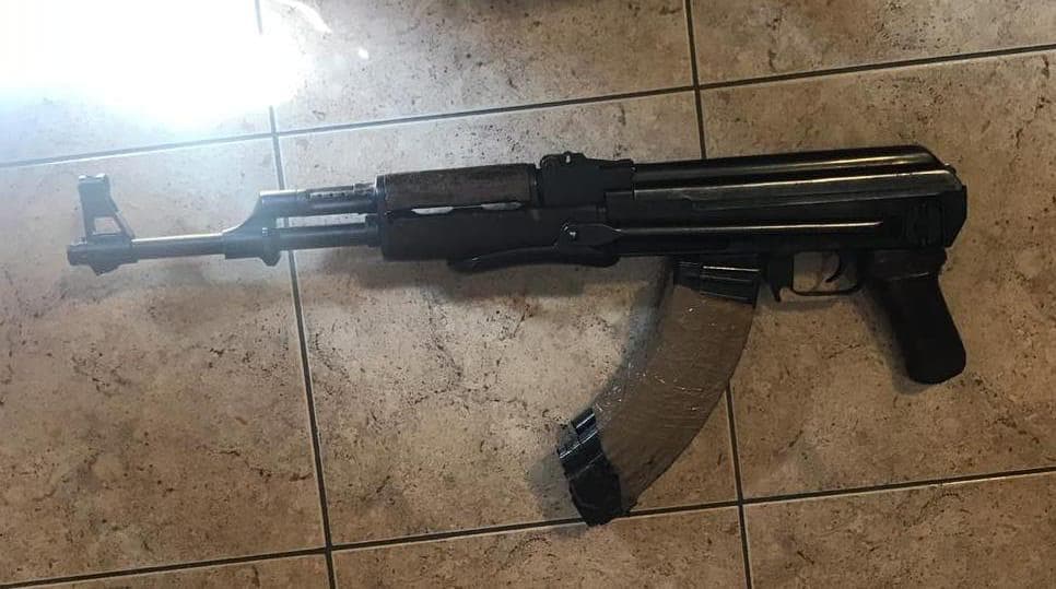 Hedh kallashnikovin sa sheh policinë, parandalohet atentati i dyshuar në Elbasan