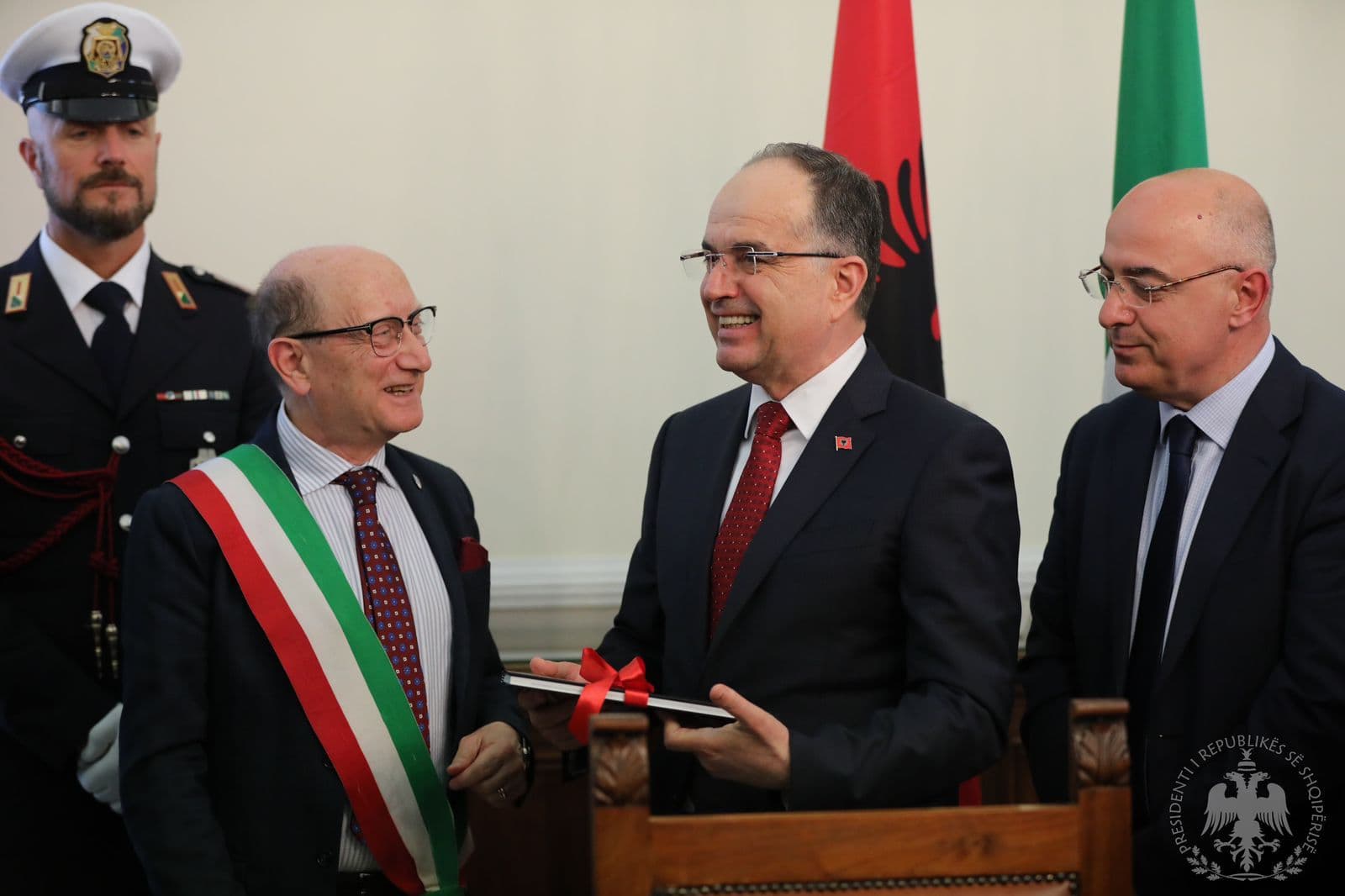 Presidenti Begaj vizitë në Itali, shpallet "Qytetar Nderi" nga Komuna e Roshanos