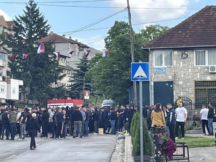 Situata në veri/ Fillon tubimi i serbëve afër objekteve të katër komunave