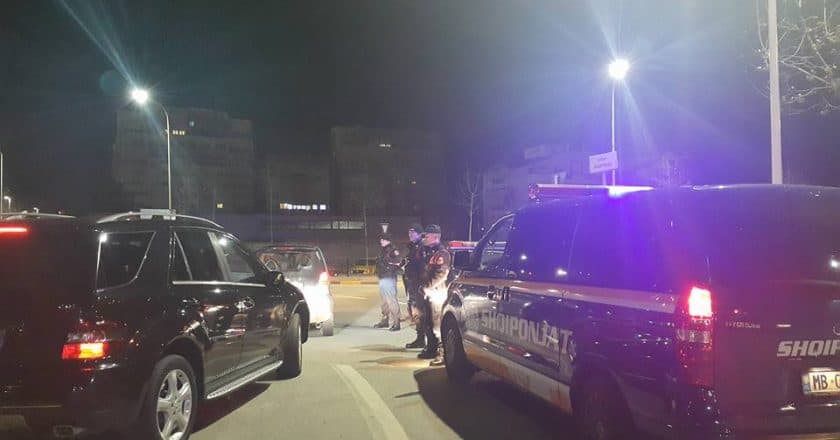 Katër persona tentojnë të vjedhin me dhunë biznesin privat në autostradën Tiranë-Durrës