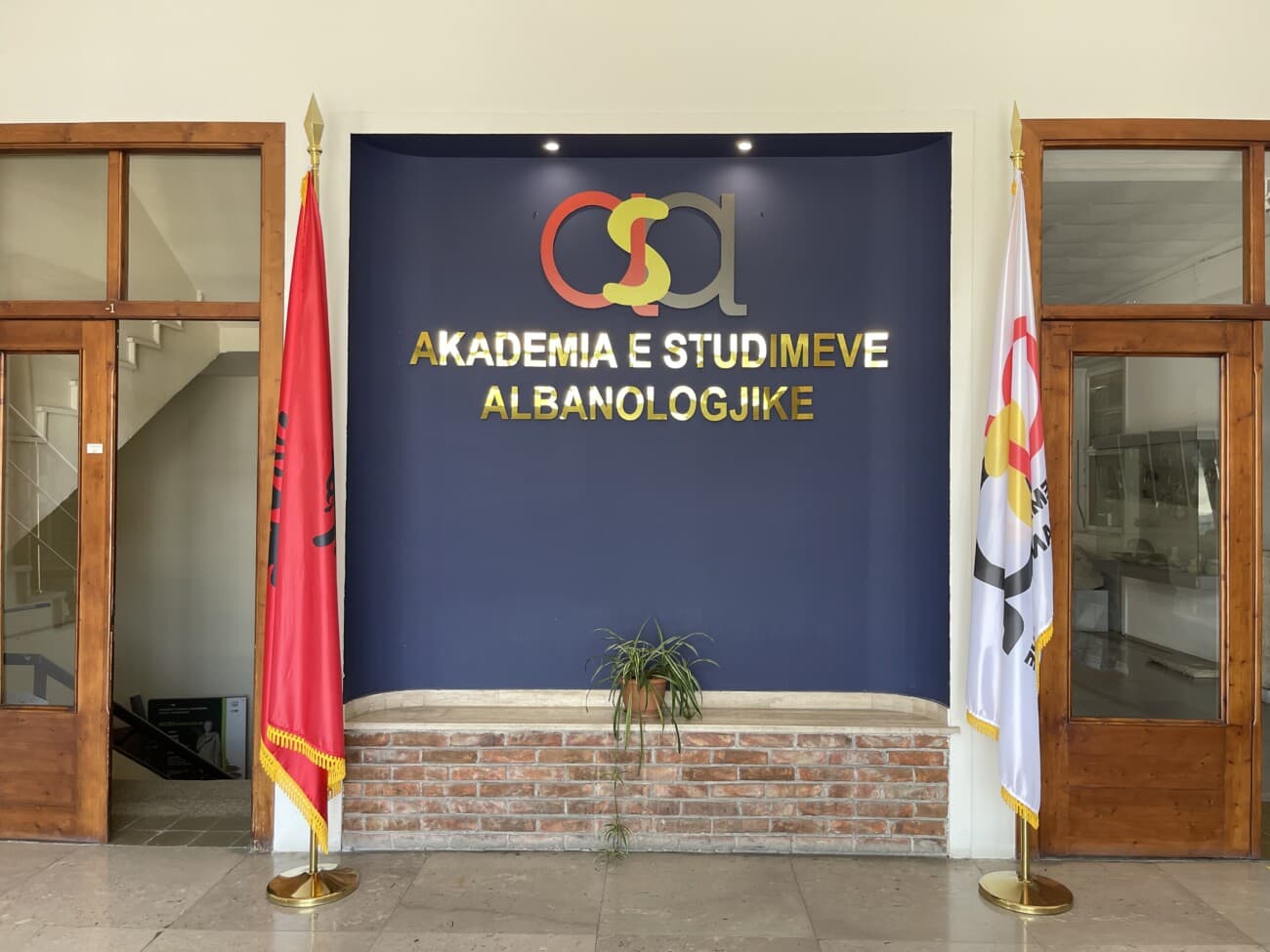 100 profesorë e studiues nga universitete ndërkombëtare letër të hapur kundër mbylljes së Akademisë Albanologjike