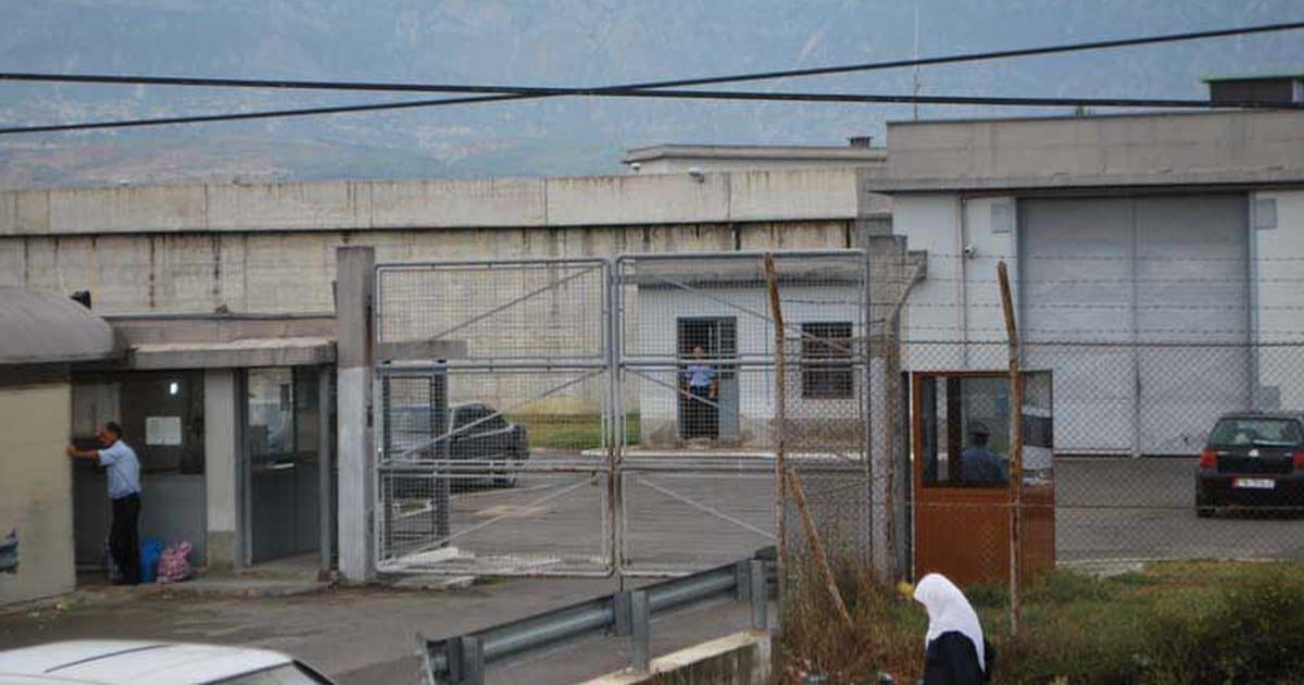 Futën drogë në burgun e Peqinit, pezullohen 3 gardianë