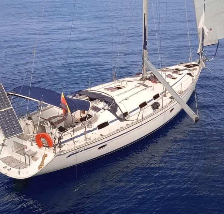 Anija e peshkimit gjen në det të hapur një velierë, mbërrijnë në portin e Sarandës