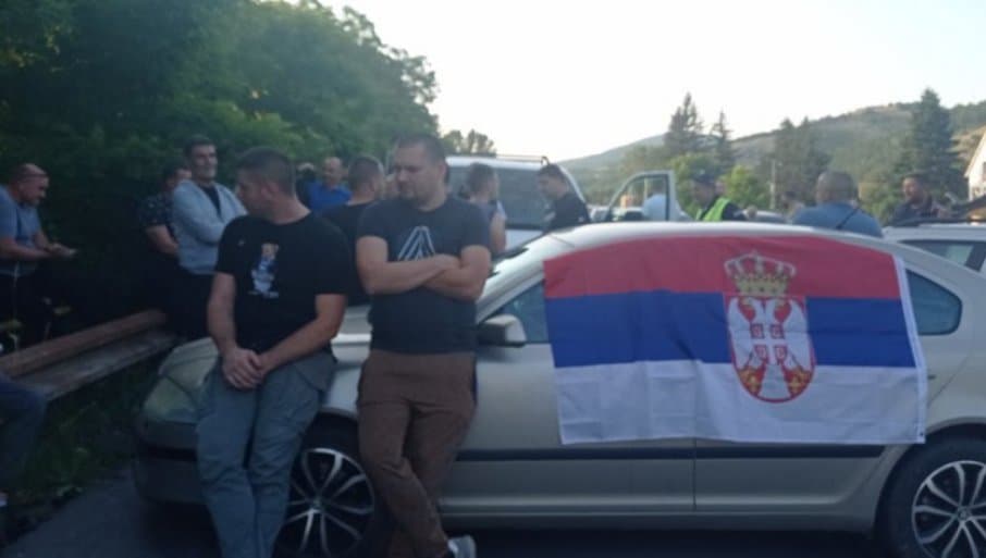 Bllokohen tri pika kufitare me Serbinë/ Serbët nuk lejojnë futjen e kamionëve me targa të Kosovës