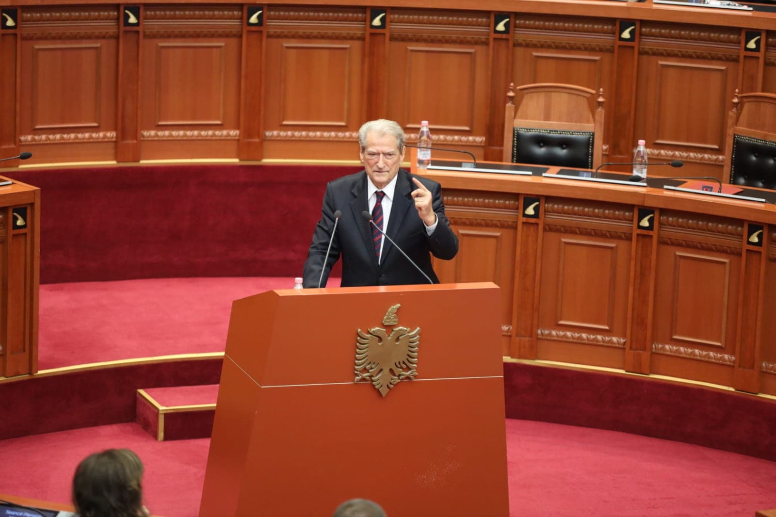 Berisha: Kim po ikën si sekretare e PS, t’u kërkojë falje shqiptarëve për qëndrimet e saj