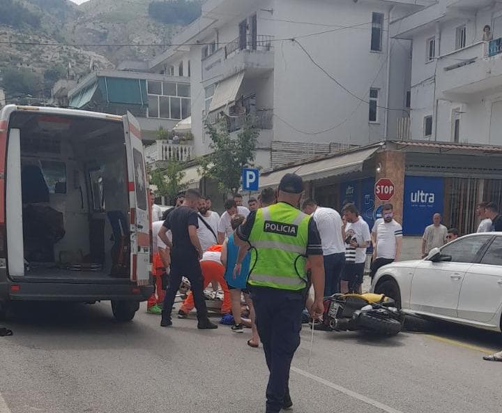 Shpërndarësi i picave humb kontrollin e mjetit, përplaset me ‘Benz-in’