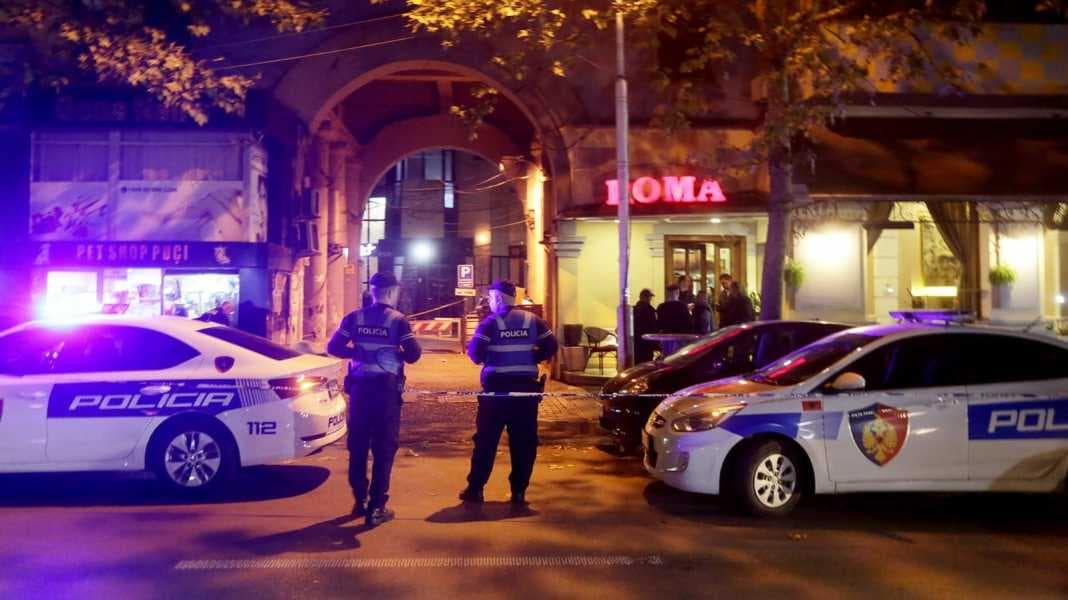 Përplasen nga makina teksa rrinin në lokal, plagosen babë e bir në Tiranë