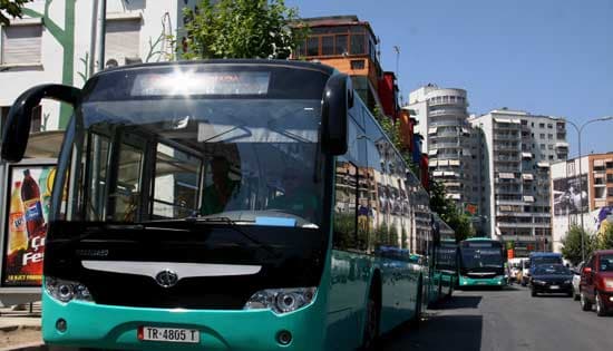 U përplas me autobusin e Unazës, pranga drejtuesit të motorit/ Lëvizte pa leje