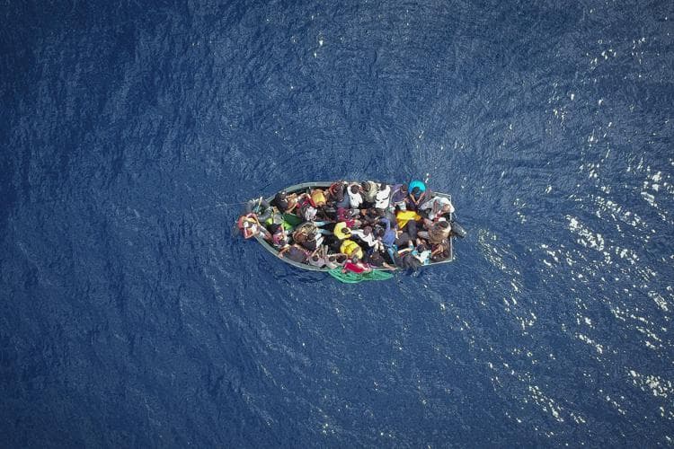 Zhduken tre varka me 300 refugjatë, dyshohet të jenë mbytur