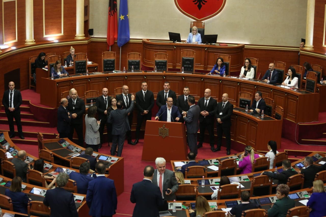 Kuvendi vendos sot për fatin e Arben Ahmetajt