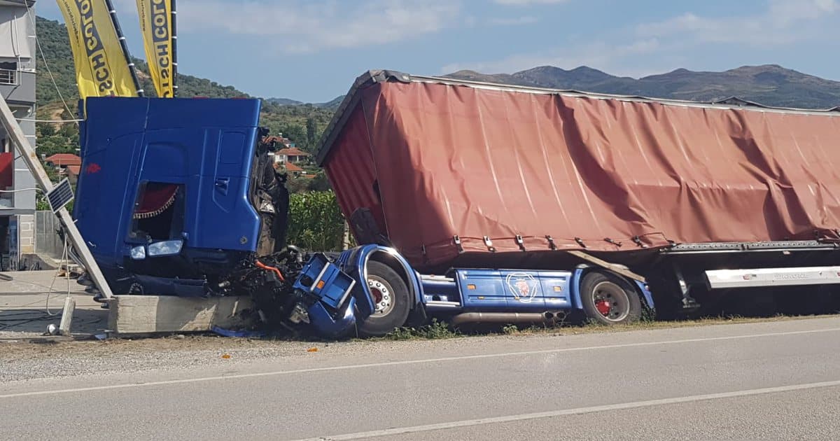 Del nga rruga kamioni në Pogradec, plagoset drejtuesi