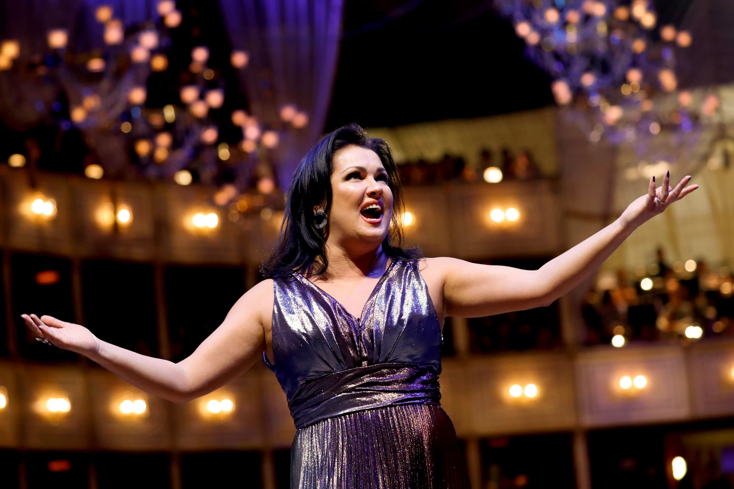 E hoqën nga puna pasi filloi lufta, sopranoja ruse padit Metropolitan Opera në New York