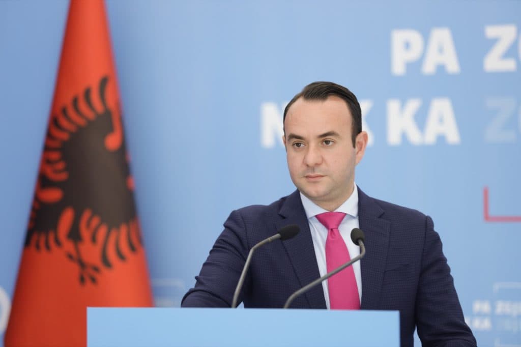 Balliu denoncon tenderin e drejtoreshës Fico: 380 milionë lekë për të fshirë oborret e QSUT!