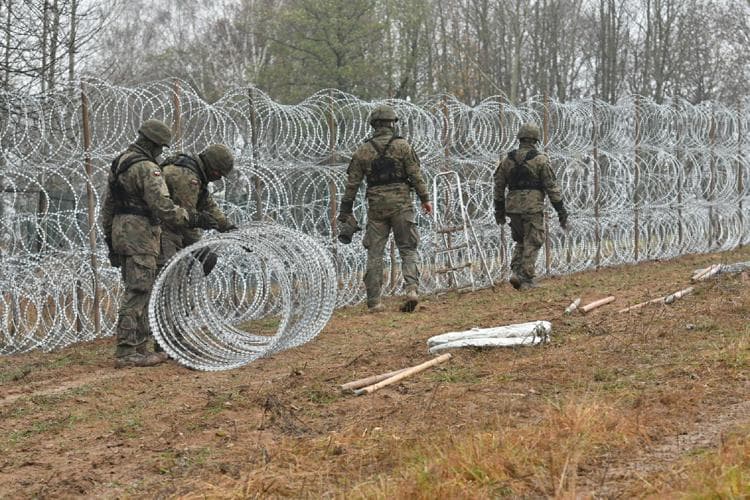 Polonia dërgon 2000 ushtarë në kufi me Bjellorusinë