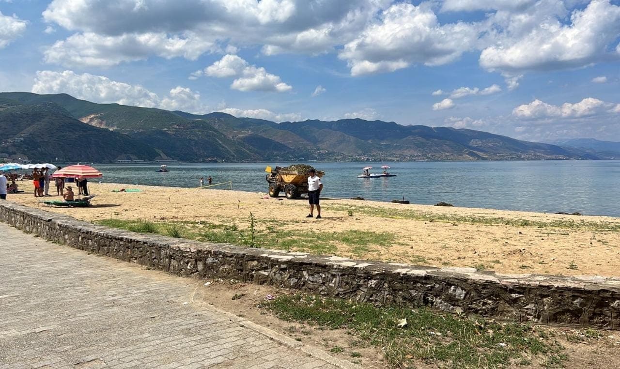 Pogradec, fadroma e pastrimit të liqenit përplas pushuesin